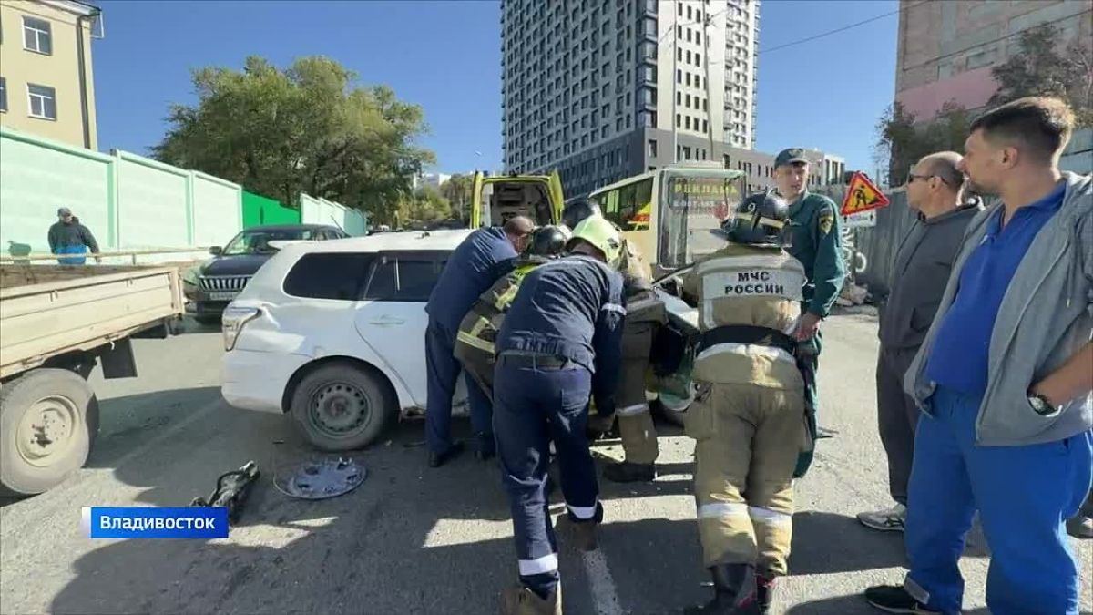 Водитель во Владивостоке, рискуя жизнью, остановил своим авто огромный грузовик без тормозов