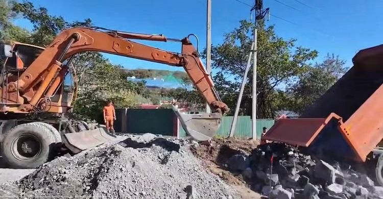Во Владивостоке строят новую дорогу, по которой пустят поток транспорта на время ремонта Рудневского моста