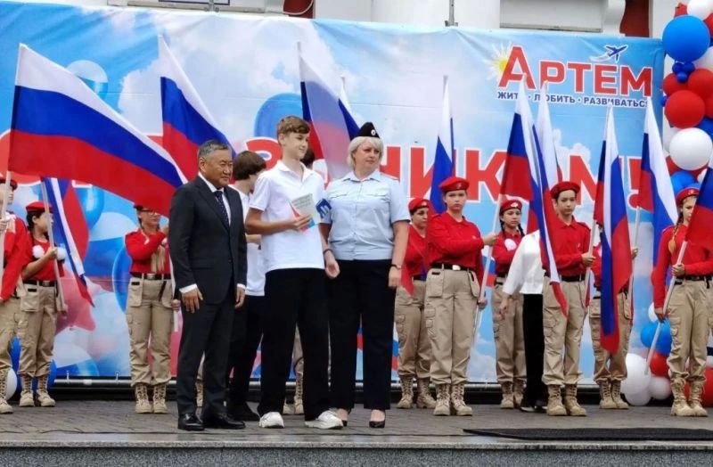В Артеме Приморского края прошла акция «Мы - граждане России» В Артеме Приморского края прошла акция «Мы - граждане России»