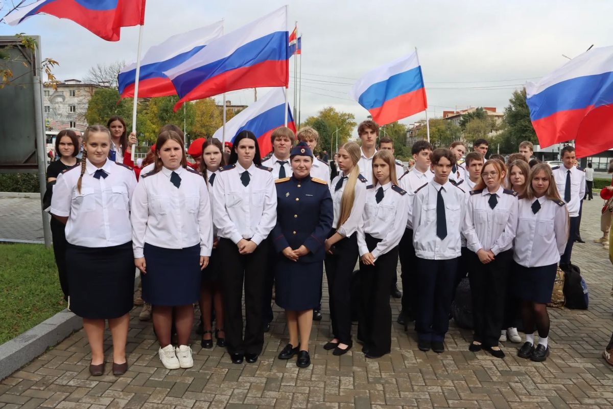 Сотрудники СК России и кадеты Артёма приняли участие в мероприятии, приуроченному к годовщине воссоединения новых регионов с Российской Федерацией