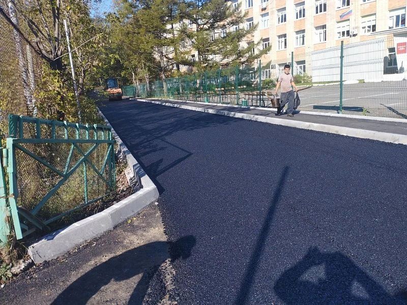 Во Владивостоке асфальтируют дорогу рядом с парком Минного городка Во Владивостоке асфальтируют дорогу рядом с парком Минного городка