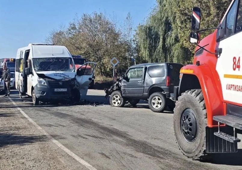 В ДТП с участием маршрутного автобуса и внедорожника пострадали четыре человека