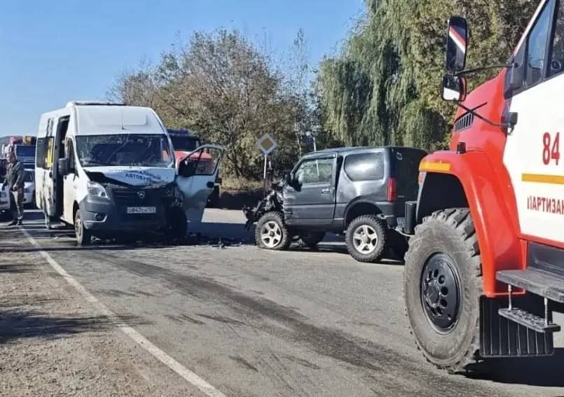 В ДТП с участием маршрутного автобуса и внедорожника пострадали четыре человека