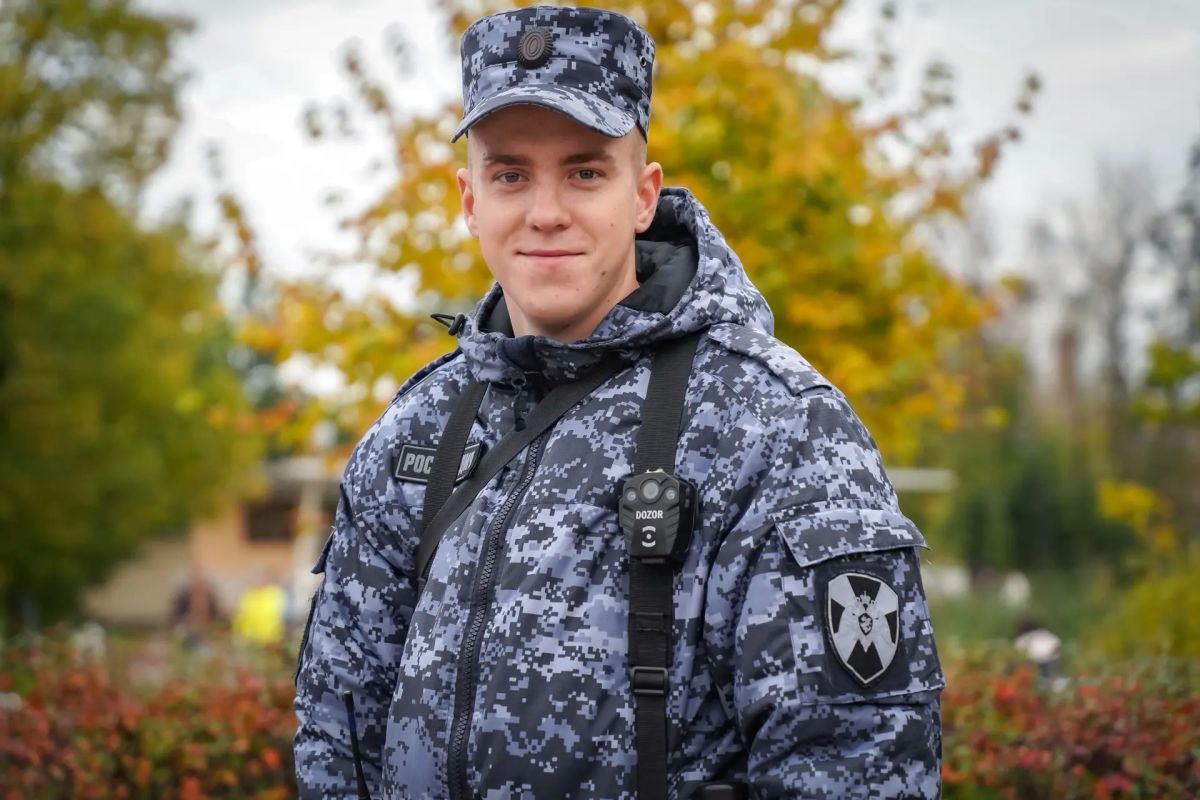 Сегодня на петербургском стадионе «СКА Арена» военнослужащие специального моторизованного Измайловского полка Северо-Западного округа Росгвардии и сотрудники ОМОН «Бастион» Росгвардии обеспечивают безопасность болельщиков...