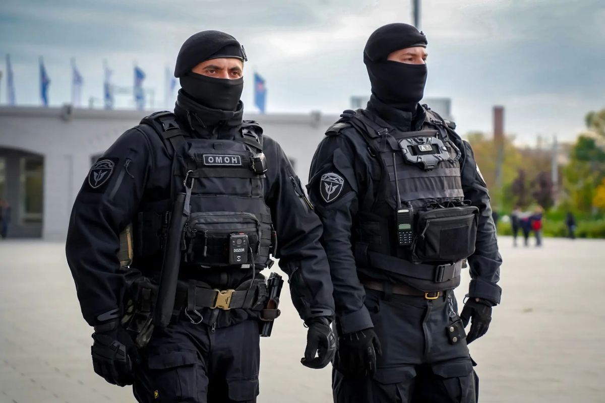 Сегодня на петербургском стадионе «СКА Арена» военнослужащие специального моторизованного Измайловского полка Северо-Западного округа Росгвардии и сотрудники ОМОН «Бастион» Росгвардии обеспечивают безопасность болельщиков... Сегодня на петербургском стадионе «СКА Арена» военнослужащие специального моторизованного Измайловского полка Северо-Западного округа Росгвардии и сотрудники ОМОН «Бастион» Росгвардии обеспечивают безопасность болельщиков...