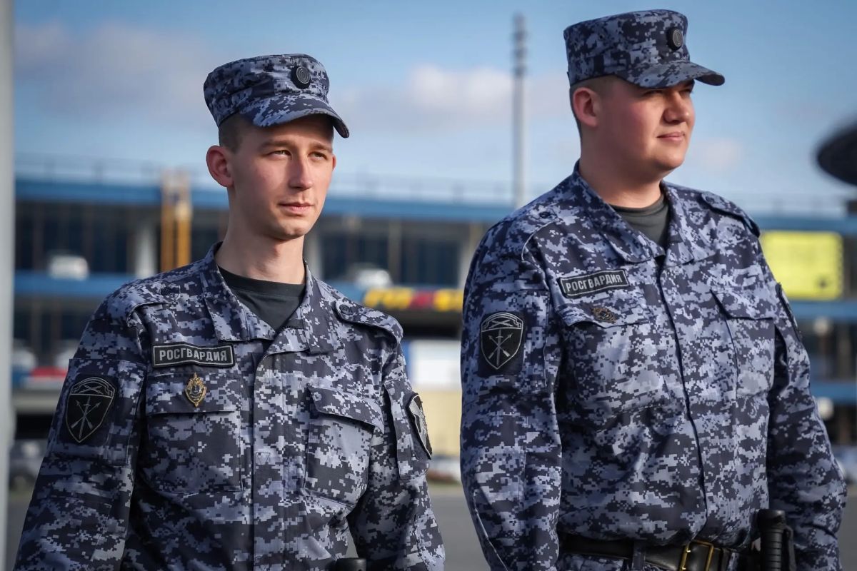 Сегодня на петербургском стадионе «СКА Арена» военнослужащие специального моторизованного Измайловского полка Северо-Западного округа Росгвардии и сотрудники ОМОН «Бастион» Росгвардии обеспечивают безопасность болельщиков... Сегодня на петербургском стадионе «СКА Арена» военнослужащие специального моторизованного Измайловского полка Северо-Западного округа Росгвардии и сотрудники ОМОН «Бастион» Росгвардии обеспечивают безопасность болельщиков...