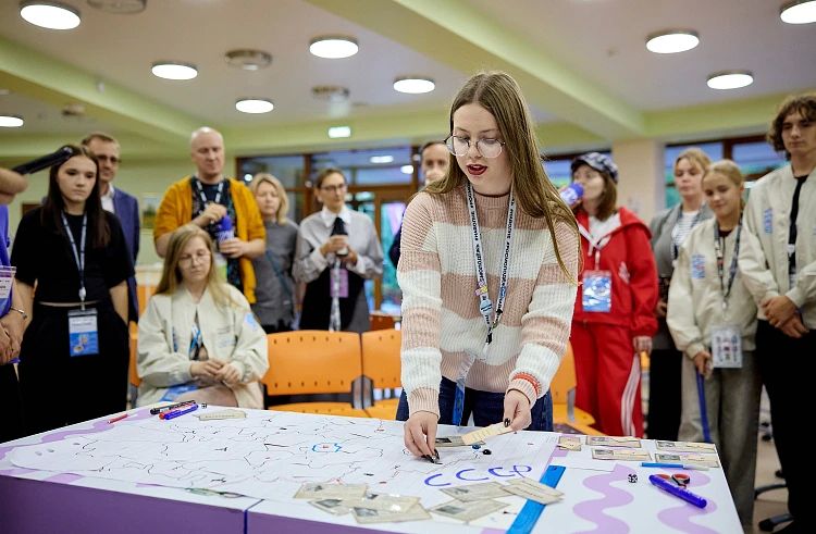 Молодые креаторы создали сувенирную продукцию для регионов России на форуме «На волне» в Приморье