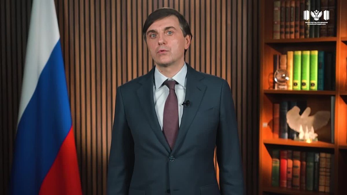 Министр просвещения России Сергей Кравцов поздравил педагогов с Днём учителя