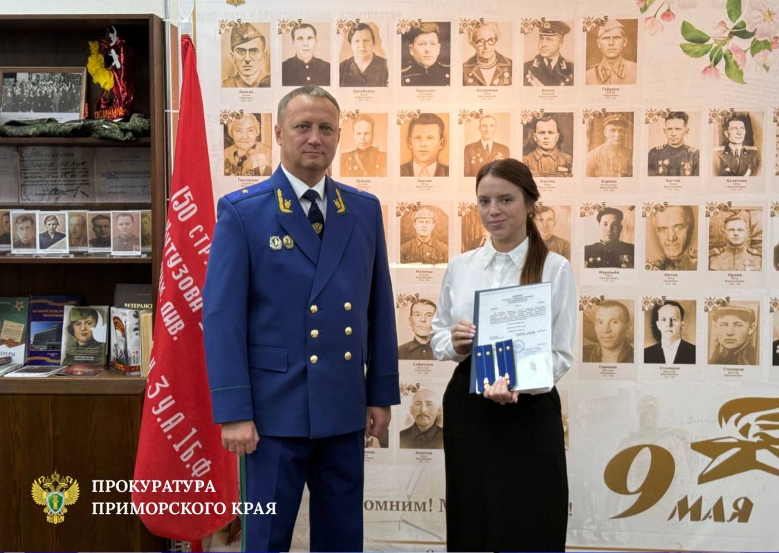 Прокурор Приморья Михаил Филичев вручил молодым специалистам первые прокурорские погоны Прокурор Приморья Михаил Филичев вручил молодым специалистам первые прокурорские погоны