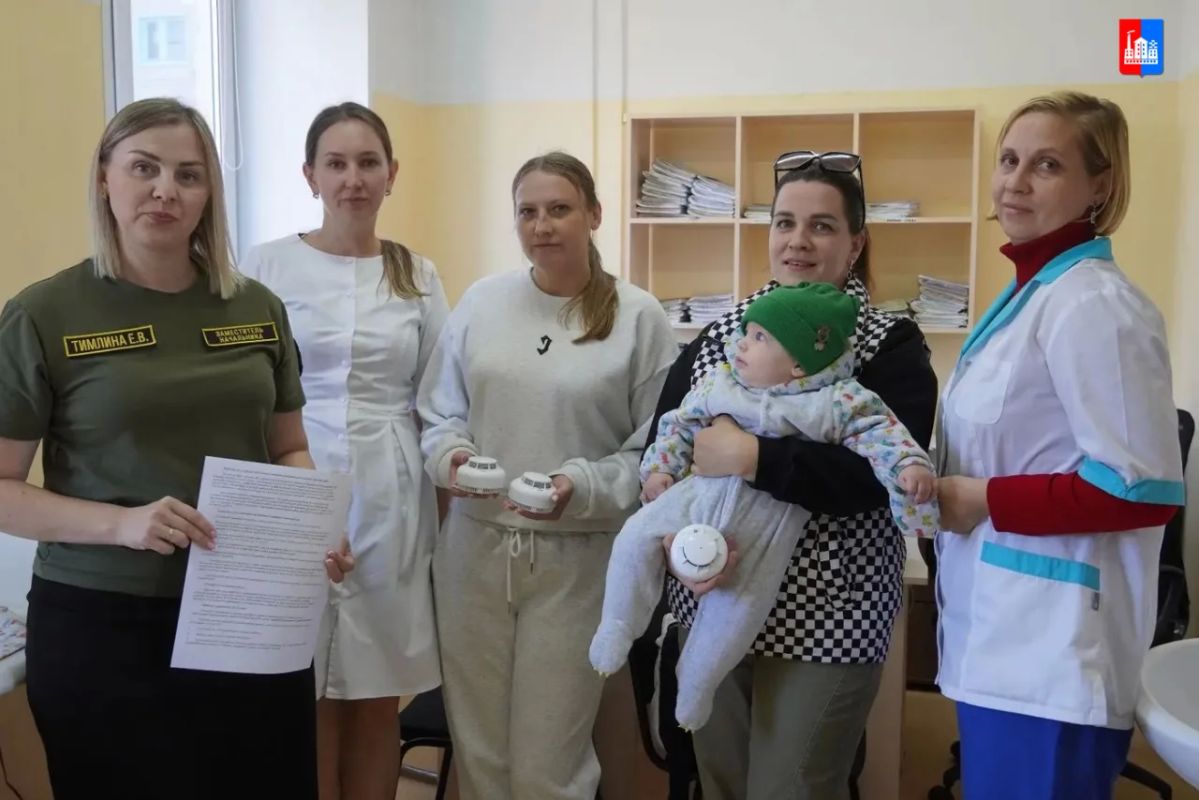 Более шестисот пожарных извещателей в этом году установили в домах, где воспитываются трое и более детей, а также в домах семей участников специальной военной операции Более шестисот пожарных извещателей в этом году установили в домах, где воспитываются трое и более детей, а также в домах семей участников специальной военной операции