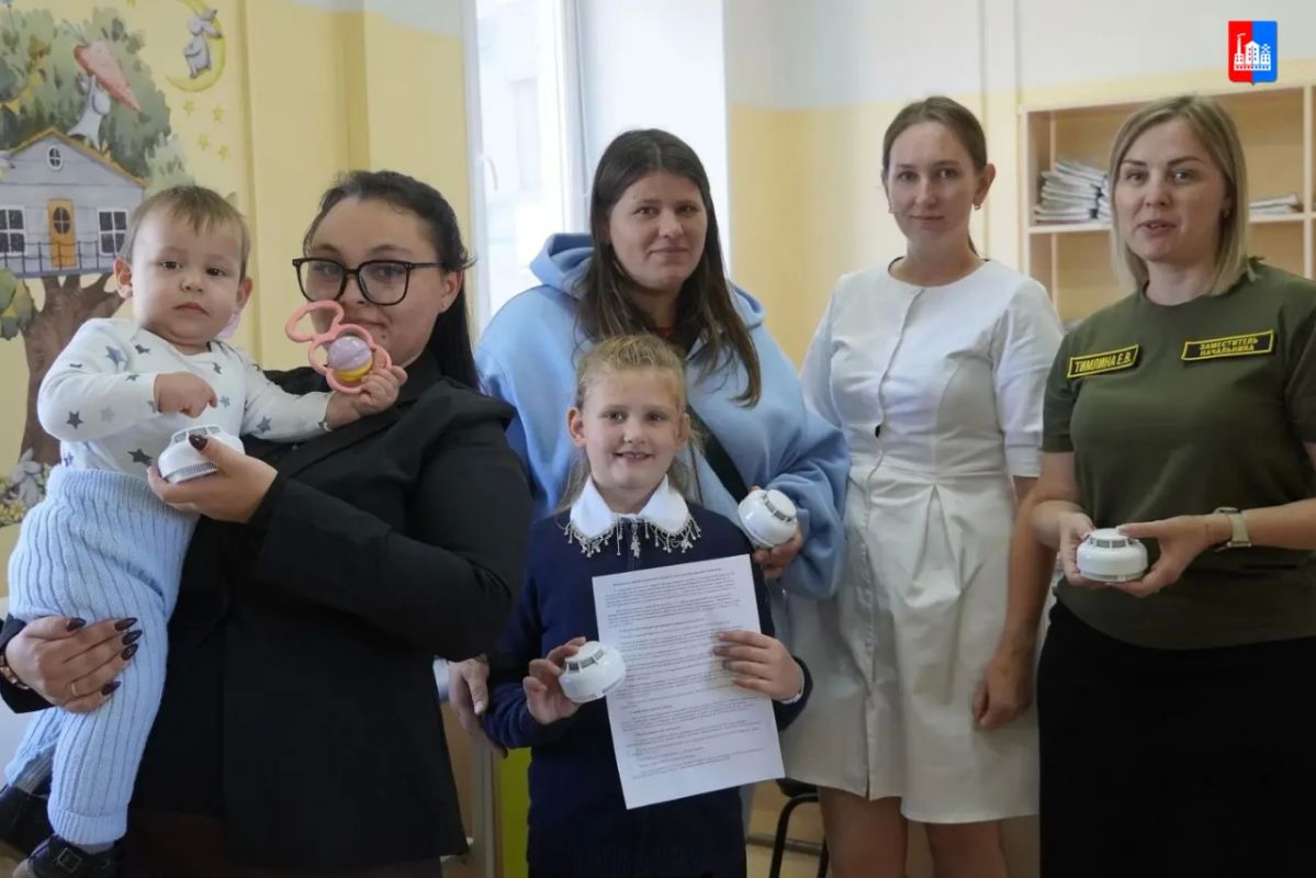 Более шестисот пожарных извещателей в этом году установили в домах, где воспитываются трое и более детей, а также в домах семей участников специальной военной операции Более шестисот пожарных извещателей в этом году установили в домах, где воспитываются трое и более детей, а также в домах семей участников специальной военной операции