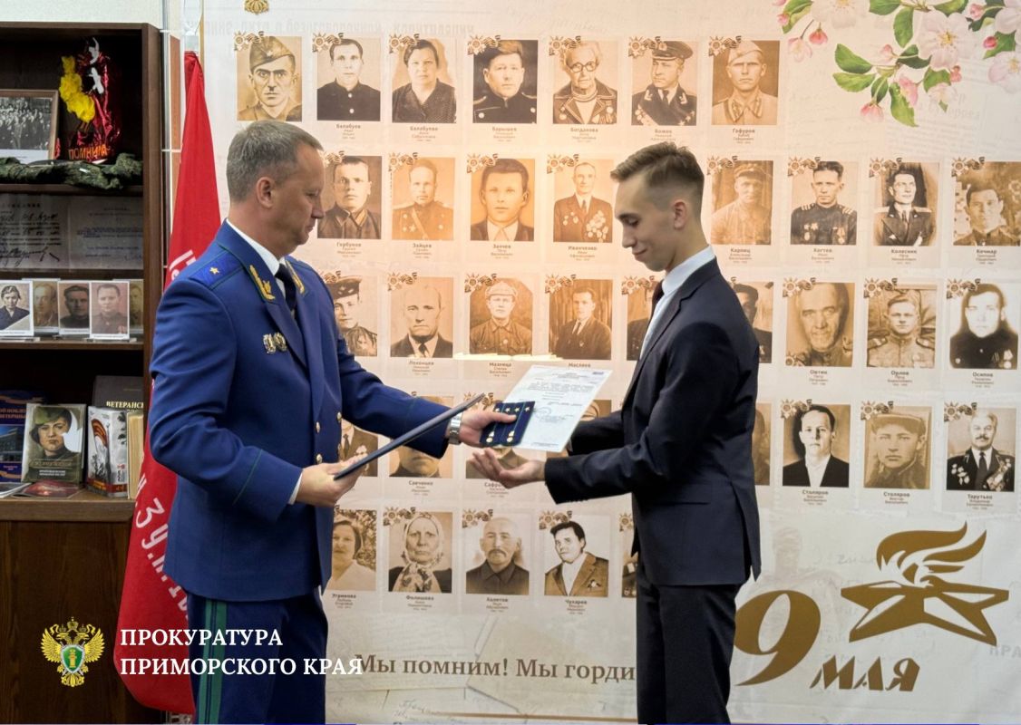 Прокурор Приморья Михаил Филичев вручил молодым специалистам первые прокурорские погоны Прокурор Приморья Михаил Филичев вручил молодым специалистам первые прокурорские погоны