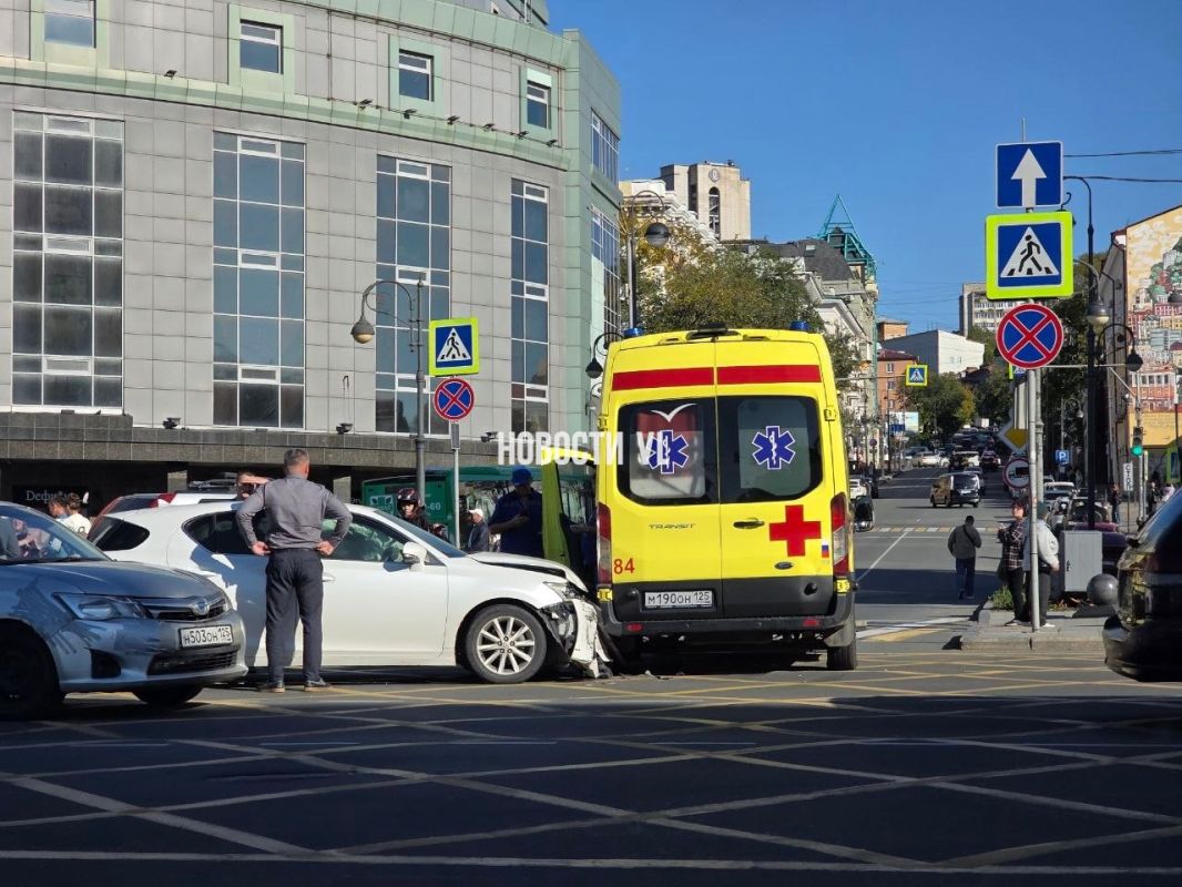 На Семёновской легковушка въехала в машину скорой помощи, которая двигалась прям со стороны «Динамо» в сторону «Изумруда» с включенными сиреной и мигалками