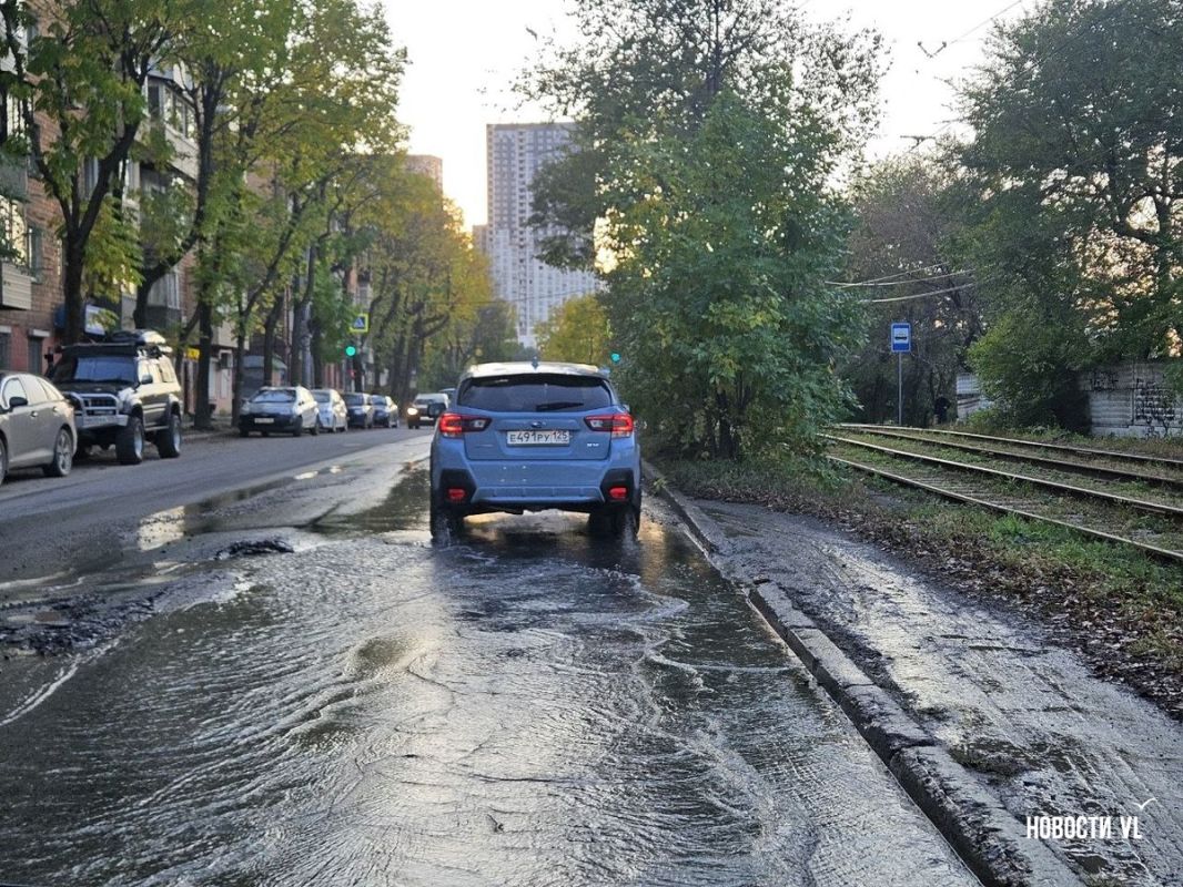 Улицу Борисенко во Владивостоке затопило водой в районе остановки "Новожилова" Улицу Борисенко во Владивостоке затопило водой в районе остановки "Новожилова"