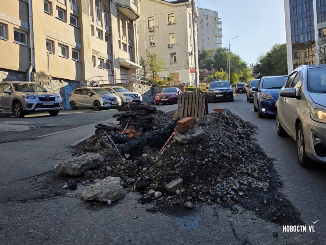На улице Тигровой повредился недавно проложенный электрокабель – дорогу снова перекопали На улице Тигровой повредился недавно проложенный электрокабель – дорогу снова перекопали