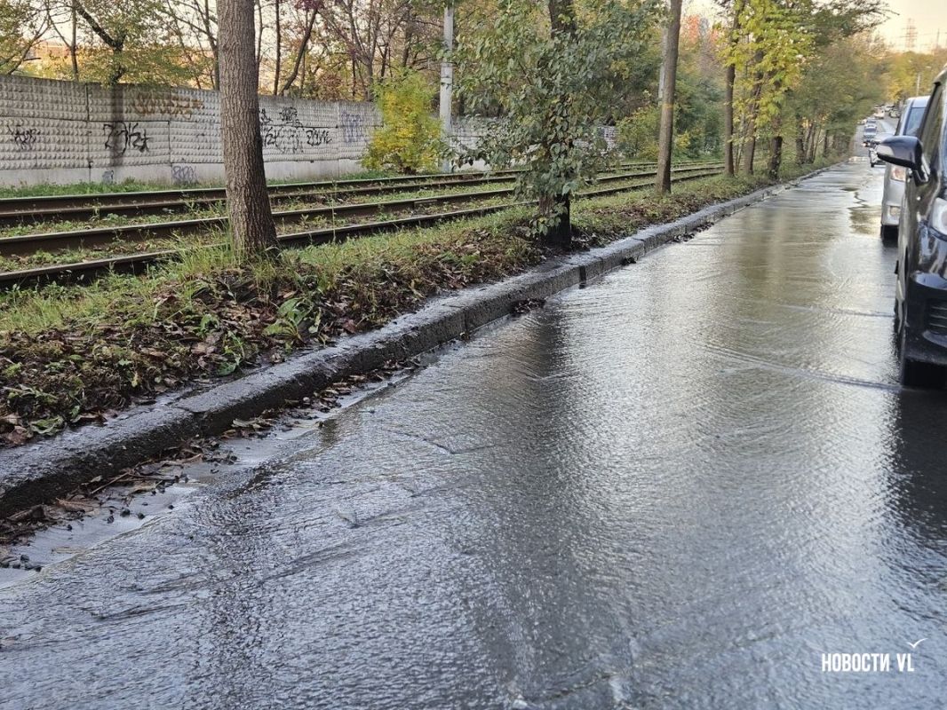 Улицу Борисенко во Владивостоке затопило водой в районе остановки "Новожилова" Улицу Борисенко во Владивостоке затопило водой в районе остановки "Новожилова"