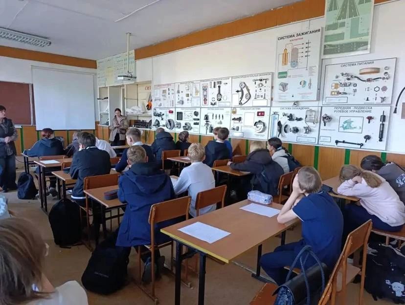 Школьники Лесозаводска познакомились с профессиями в сфере транспорта и машиностроения Школьники Лесозаводска познакомились с профессиями в сфере транспорта и машиностроения