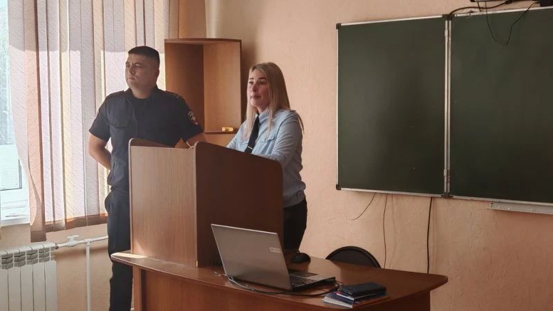 В Уссурийске Приморского края будущим студентам-правоведам рассказали о службе в полиции В Уссурийске Приморского края будущим студентам-правоведам рассказали о службе в полиции
