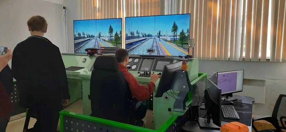 Школьники Лесозаводска познакомились с профессиями в сфере транспорта и машиностроения Школьники Лесозаводска познакомились с профессиями в сфере транспорта и машиностроения