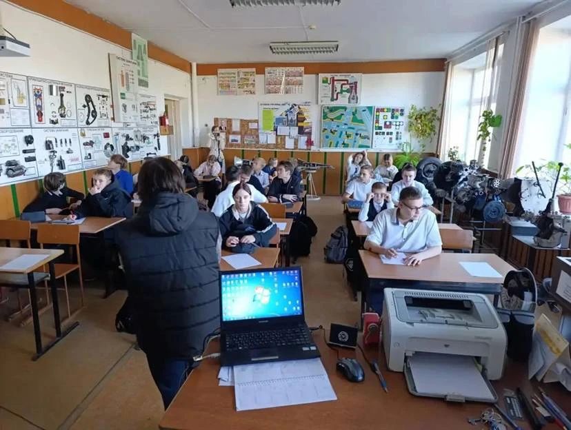 Школьники Лесозаводска познакомились с профессиями в сфере транспорта и машиностроения Школьники Лесозаводска познакомились с профессиями в сфере транспорта и машиностроения
