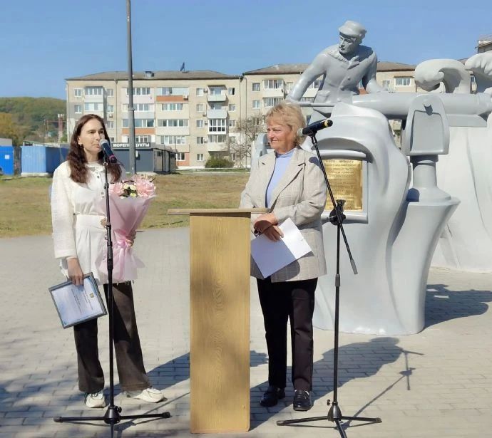Скульптурная композиция «Китовая история» украсила сквер в Ливадии Скульптурная композиция «Китовая история» украсила сквер в Ливадии