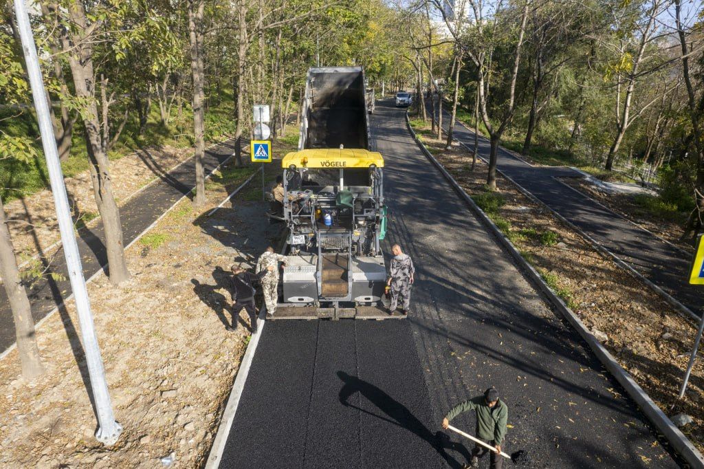 Верхний слой асфальта укладывают на дорогах на Невельского и Черняховского Верхний слой асфальта укладывают на дорогах на Невельского и Черняховского
