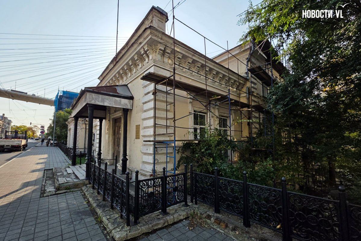 Подрядчик начал долгожданный ремонт дома военного губернатора на Лазо