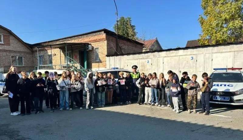 В Артеме Приморского края сотрудники Госавтоинспекции поделились со школьниками рассказами из своей профессиональной деятельности В Артеме Приморского края сотрудники Госавтоинспекции поделились со школьниками рассказами из своей профессиональной деятельности