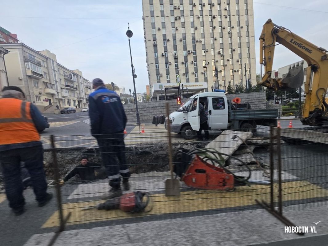 Раскопки на Океанском проспекте в итоге заняли как минимум две полосы Раскопки на Океанском проспекте в итоге заняли как минимум две полосы