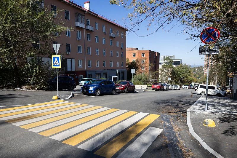 На улице Алеутской, 61- 65б сделали новую дорогу На улице Алеутской, 61- 65б сделали новую дорогу
