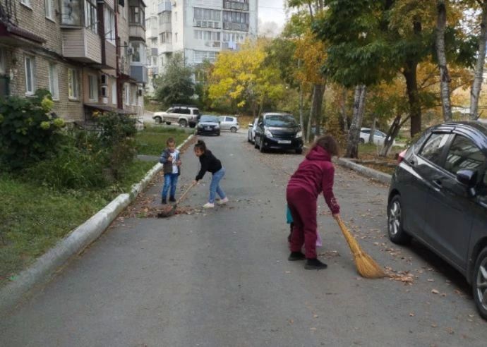 Взрослые и дети привели в порядок двор на улице Арсеньева в Находке Взрослые и дети привели в порядок двор на улице Арсеньева в Находке