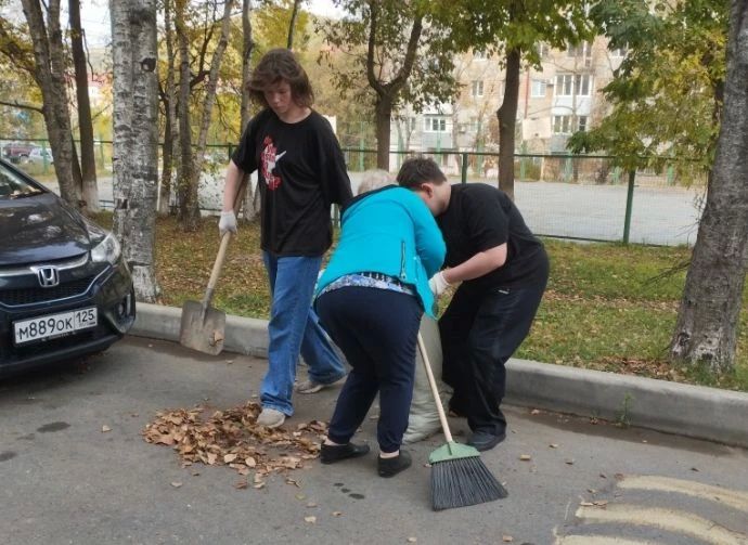 Взрослые и дети привели в порядок двор на улице Арсеньева в Находке Взрослые и дети привели в порядок двор на улице Арсеньева в Находке