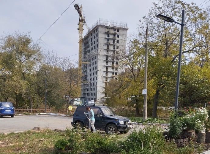 Взрослые и дети привели в порядок двор на улице Арсеньева в Находке Взрослые и дети привели в порядок двор на улице Арсеньева в Находке