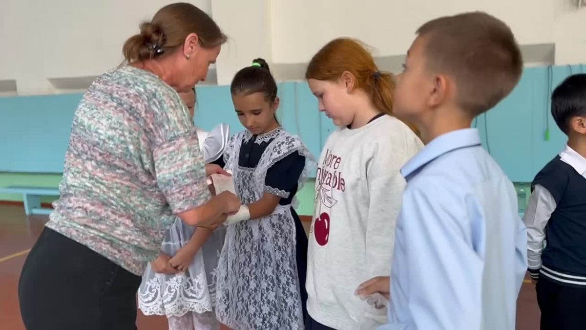 Что делать, если кому-то рядом срочно нужна помощь? Ученики начальной школы имени А. И. Крушанова учились действовать в экстренных ситуациях и оказывать первую помощь