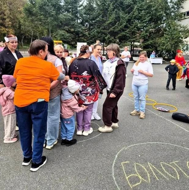 Приготовить что-нибудь по семейному рецепту, смастерить необычную вещь, порадоваться общей победе — из таких мелочей и складывается ощущение, что семья — это команда Приготовить что-нибудь по семейному рецепту, смастерить необычную вещь, порадоваться общей победе — из таких мелочей и складывается ощущение, что семья — это команда