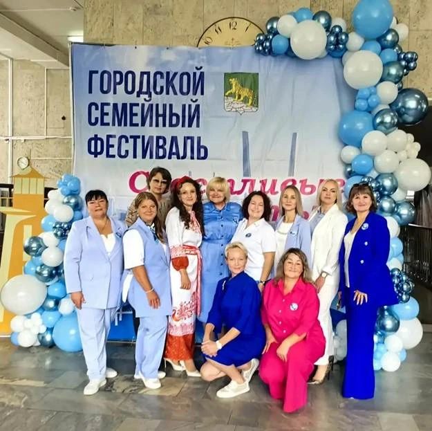 Приготовить что-нибудь по семейному рецепту, смастерить необычную вещь, порадоваться общей победе — из таких мелочей и складывается ощущение, что семья — это команда Приготовить что-нибудь по семейному рецепту, смастерить необычную вещь, порадоваться общей победе — из таких мелочей и складывается ощущение, что семья — это команда
