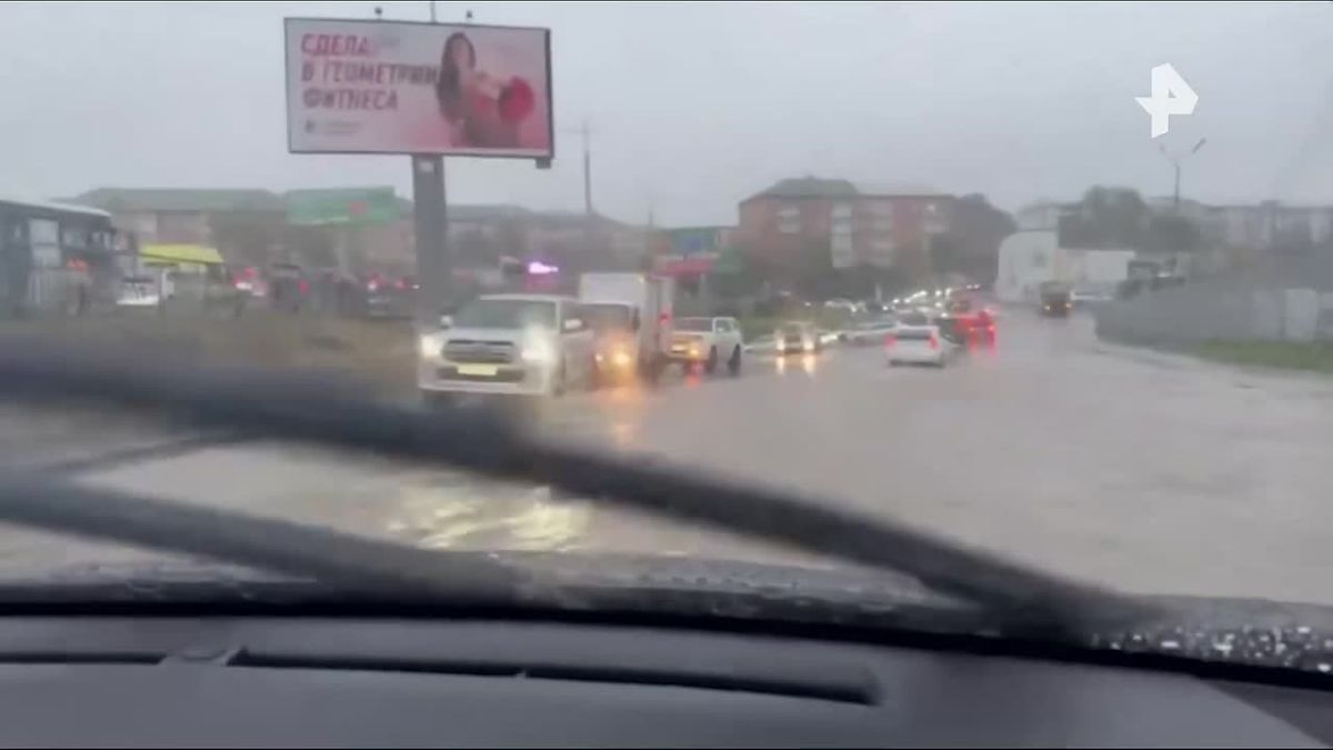 Сильные дожди затопили дороги во Владивостоке