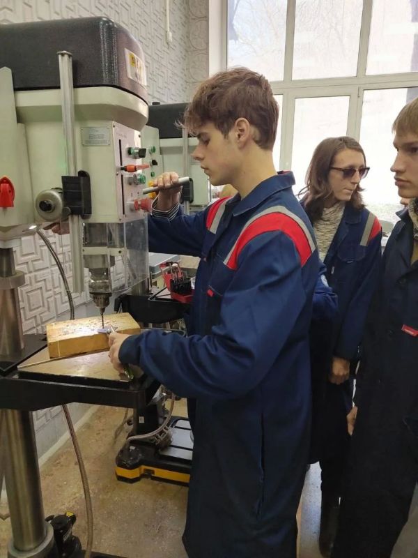 В Приморье перезапускают сетевое обучение в колледжах: 2,5 тысячи студентов освоят технологии, востребованные экономикой региона В Приморье перезапускают сетевое обучение в колледжах: 2,5 тысячи студентов освоят технологии, востребованные экономикой региона