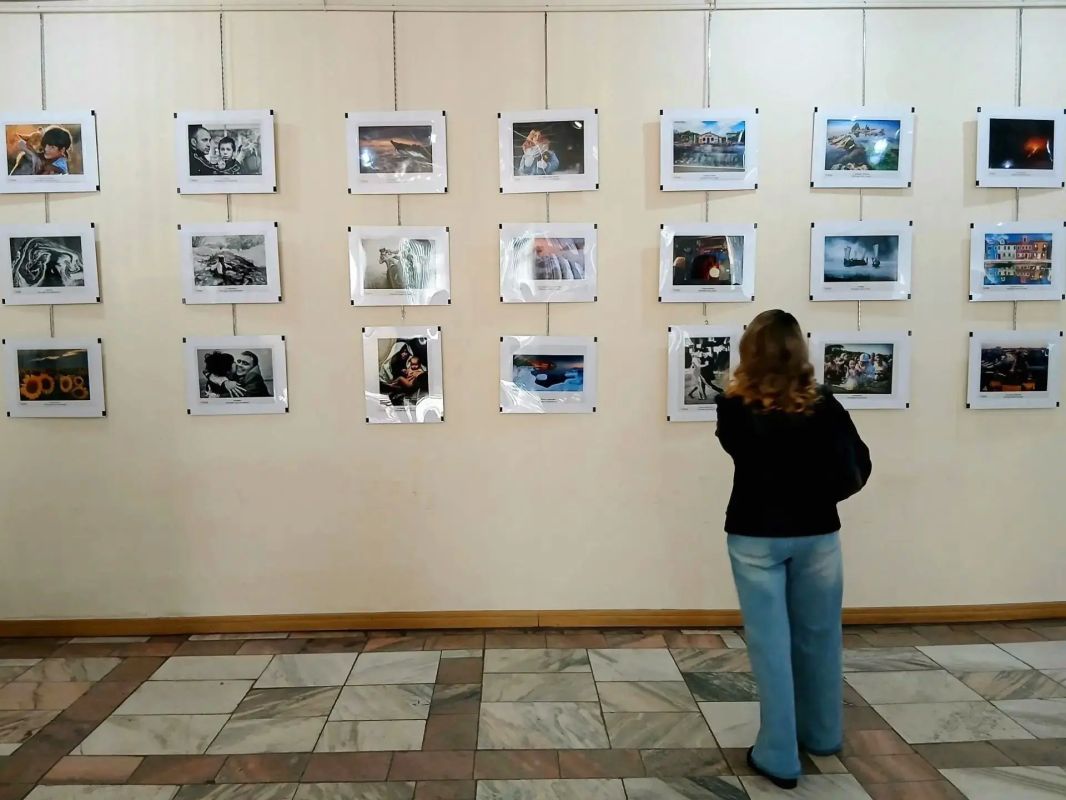 В выставочном зале Дома художников Уссурийска открылась юбилейная фотовыставка «10 лет в кадре», посвященная 10-летию со дня создания клубного объединения «Уссурийский фотоклуб» В выставочном зале Дома художников Уссурийска открылась юбилейная фотовыставка «10 лет в кадре», посвященная 10-летию со дня создания клубного объединения «Уссурийский фотоклуб»