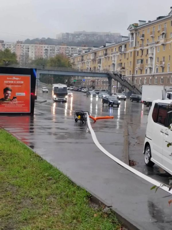 Во Владивостоке городские службы устраняют последствия непогоды