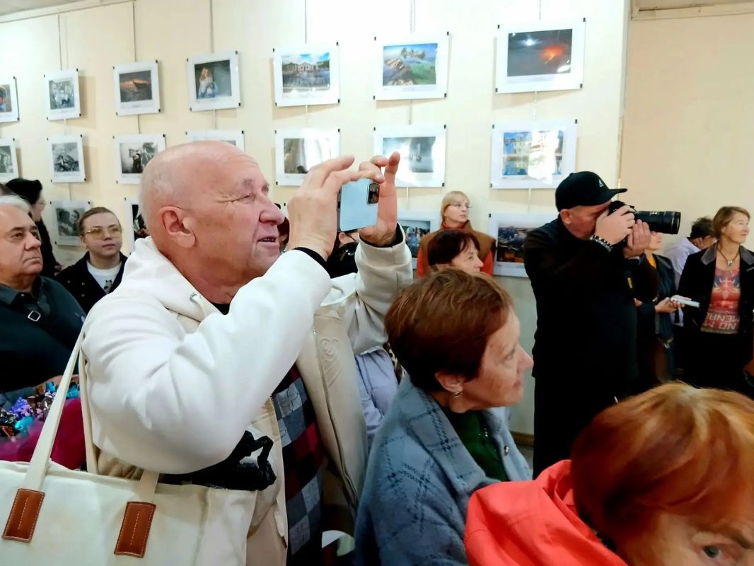 В выставочном зале Дома художников Уссурийска открылась юбилейная фотовыставка «10 лет в кадре», посвященная 10-летию со дня создания клубного объединения «Уссурийский фотоклуб» В выставочном зале Дома художников Уссурийска открылась юбилейная фотовыставка «10 лет в кадре», посвященная 10-летию со дня создания клубного объединения «Уссурийский фотоклуб»
