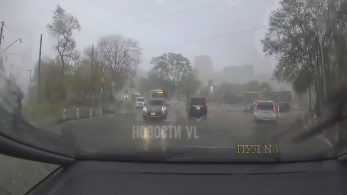 Во Владивостоке затопило улицы из-за ливня – одну из жительниц снесло потоком воды: