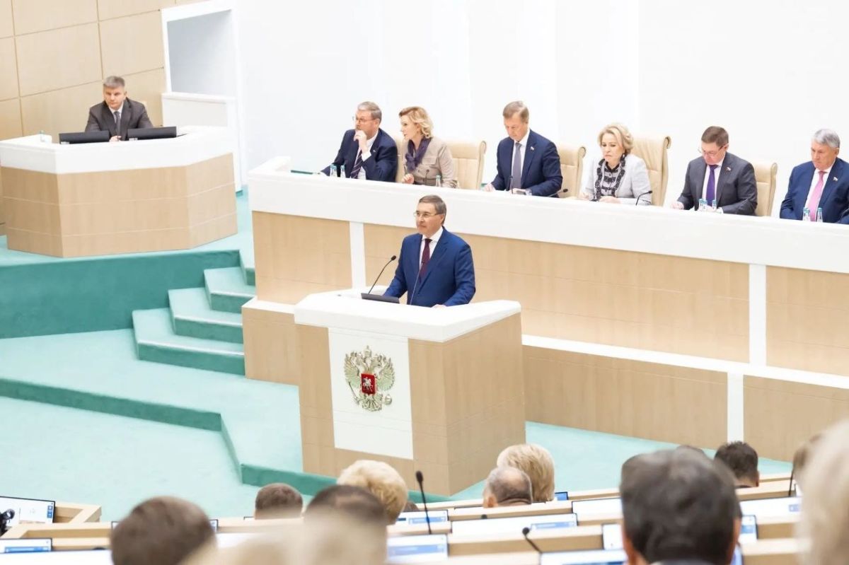 Валерий Фальков выступает с докладом о мерах по повышению качества высшего образования в Совете Федерации Валерий Фальков выступает с докладом о мерах по повышению качества высшего образования в Совете Федерации