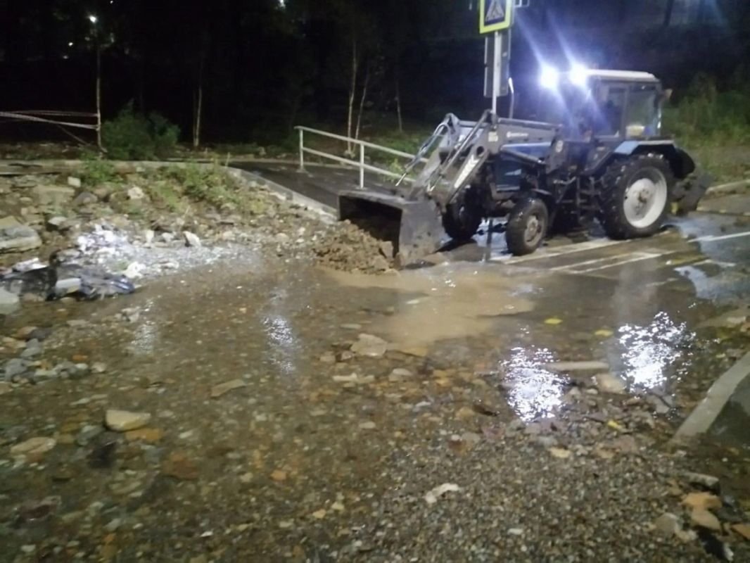 Во Владивостоке ночью убирали наносы грунта с дорог после непогоды Во Владивостоке ночью убирали наносы грунта с дорог после непогоды