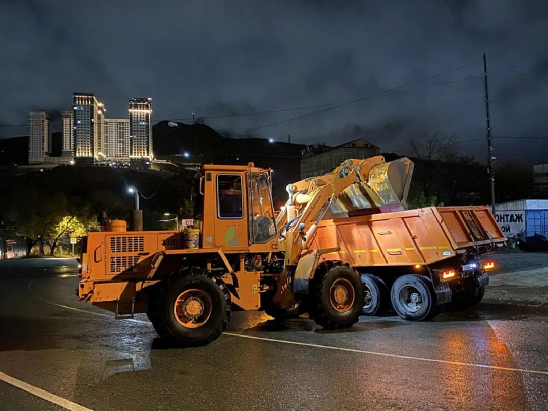 Во Владивостоке ночью убирали наносы грунта с дорог после непогоды Во Владивостоке ночью убирали наносы грунта с дорог после непогоды