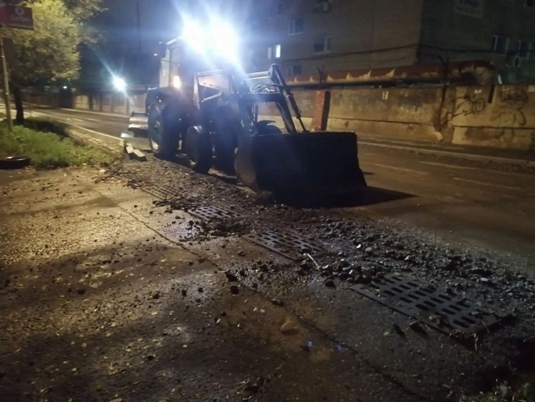 Во Владивостоке ночью убирали наносы грунта с дорог после непогоды Во Владивостоке ночью убирали наносы грунта с дорог после непогоды