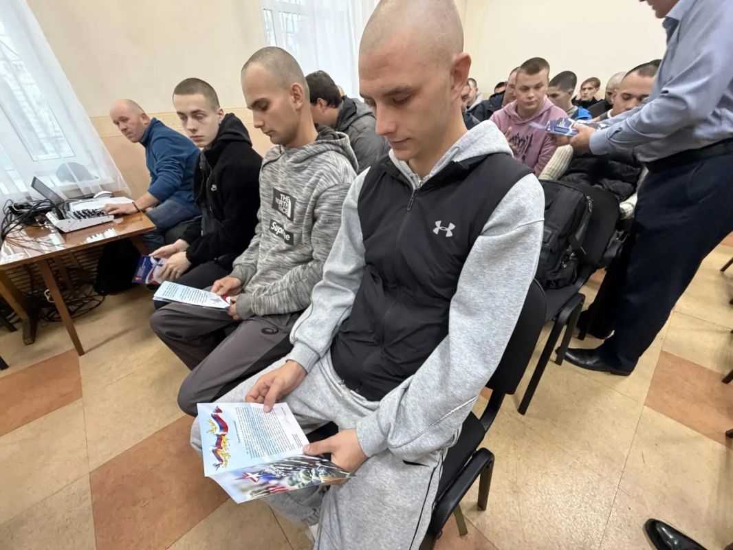 Первая торжественная отправка призывников 2026 года прошла в Уссурийске. В рамках акции «День призывника» на службу проводили 25 юношей Первая торжественная отправка призывников 2026 года прошла в Уссурийске. В рамках акции «День призывника» на службу проводили 25 юношей
