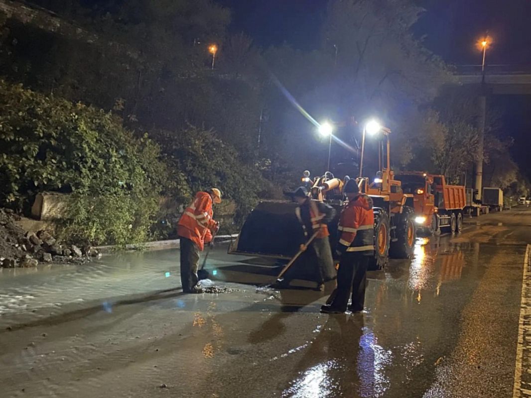 Во Владивостоке ночью убирали наносы грунта с дорог после непогоды