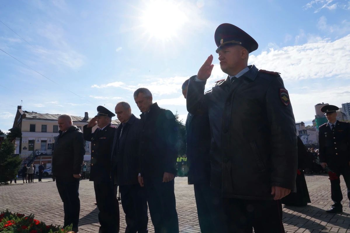 В Приморском крае сотрудники полиции, ветераны и общественники провели акцию «Долг памяти» В Приморском крае сотрудники полиции, ветераны и общественники провели акцию «Долг памяти»
