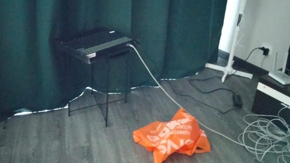 Полицейские Владивостока ликвидировали подпольную сеть АТС и задержали криминального «связиста» Полицейские Владивостока ликвидировали подпольную сеть АТС и задержали криминального «связиста»